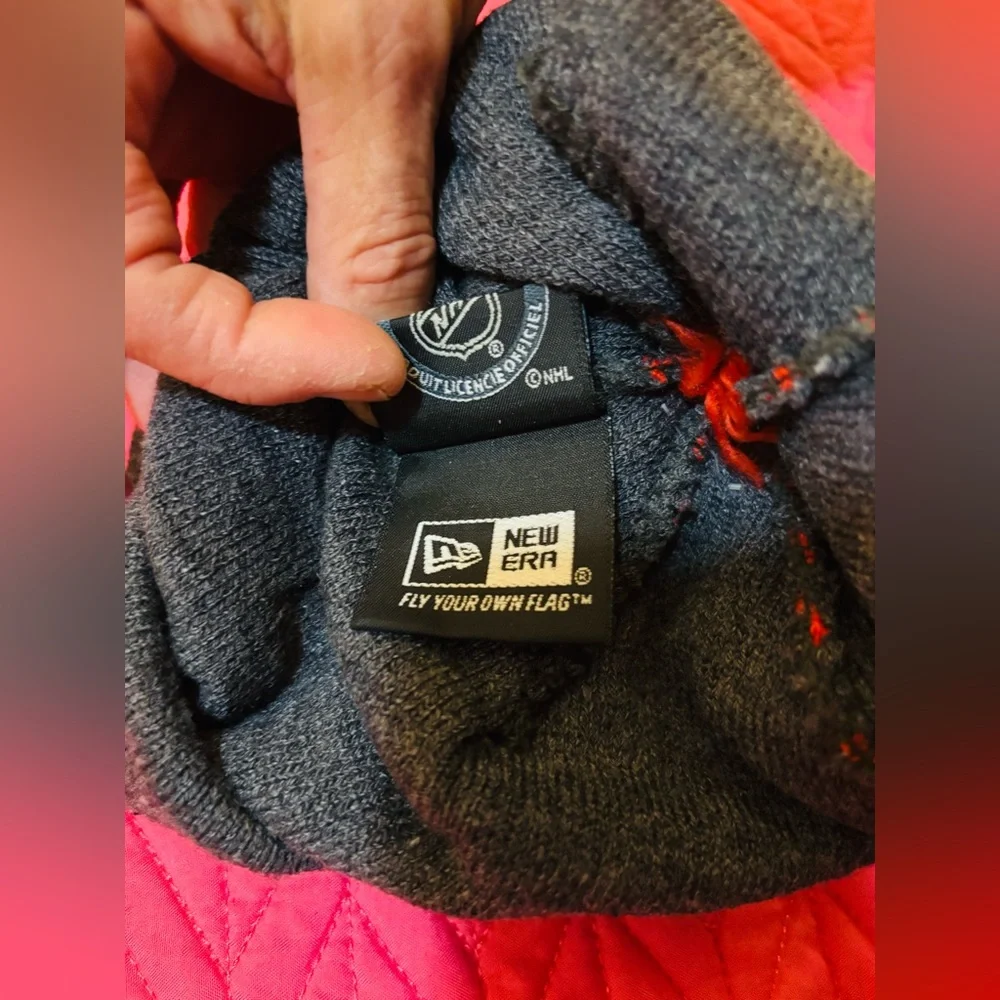 NEW ERA Chicago Blackhawks NHL Gray and Red Beanie